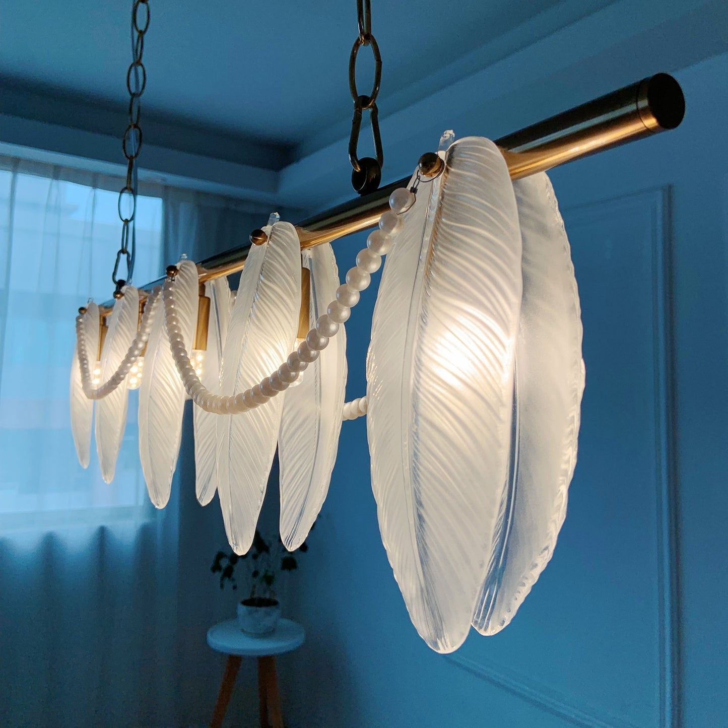 Chandelier with feather-like glass shades