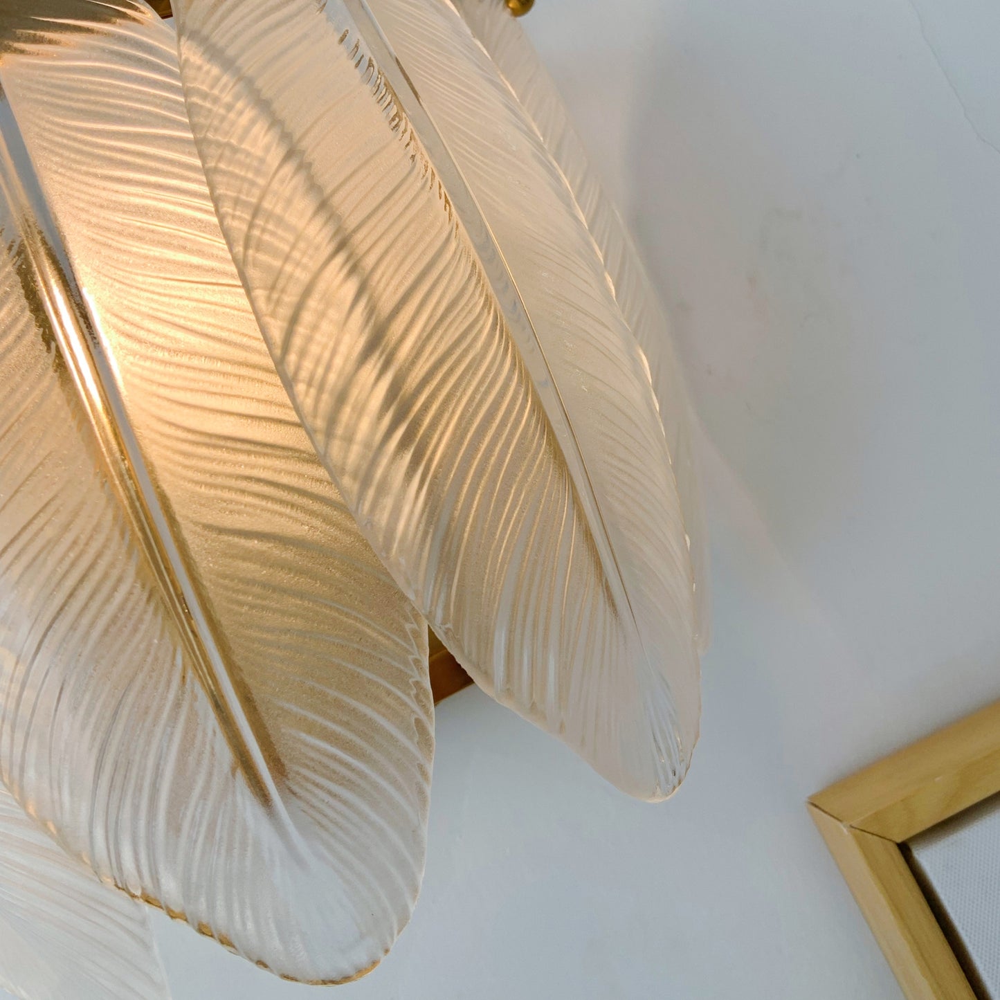 Decorative wall light fixture with leaf-like design