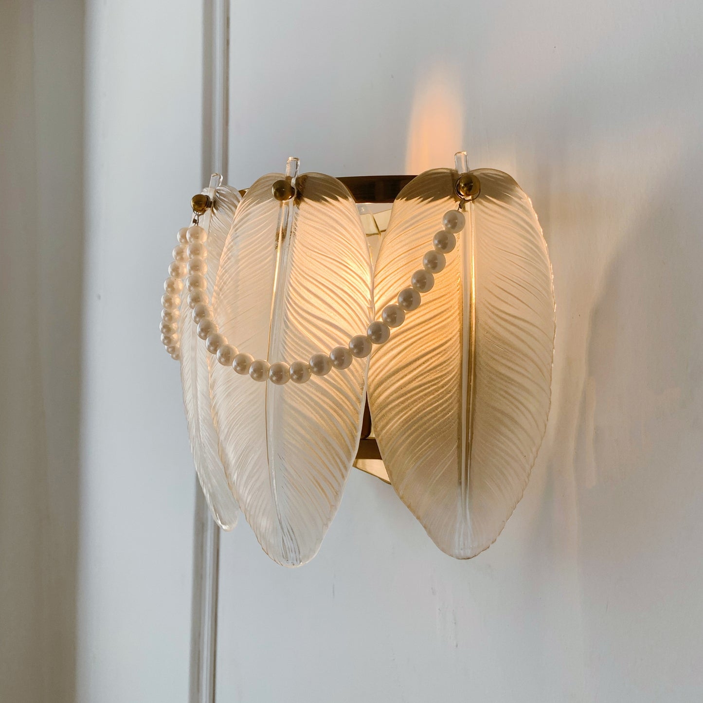 Decorative wall light fixture with leaf-like design