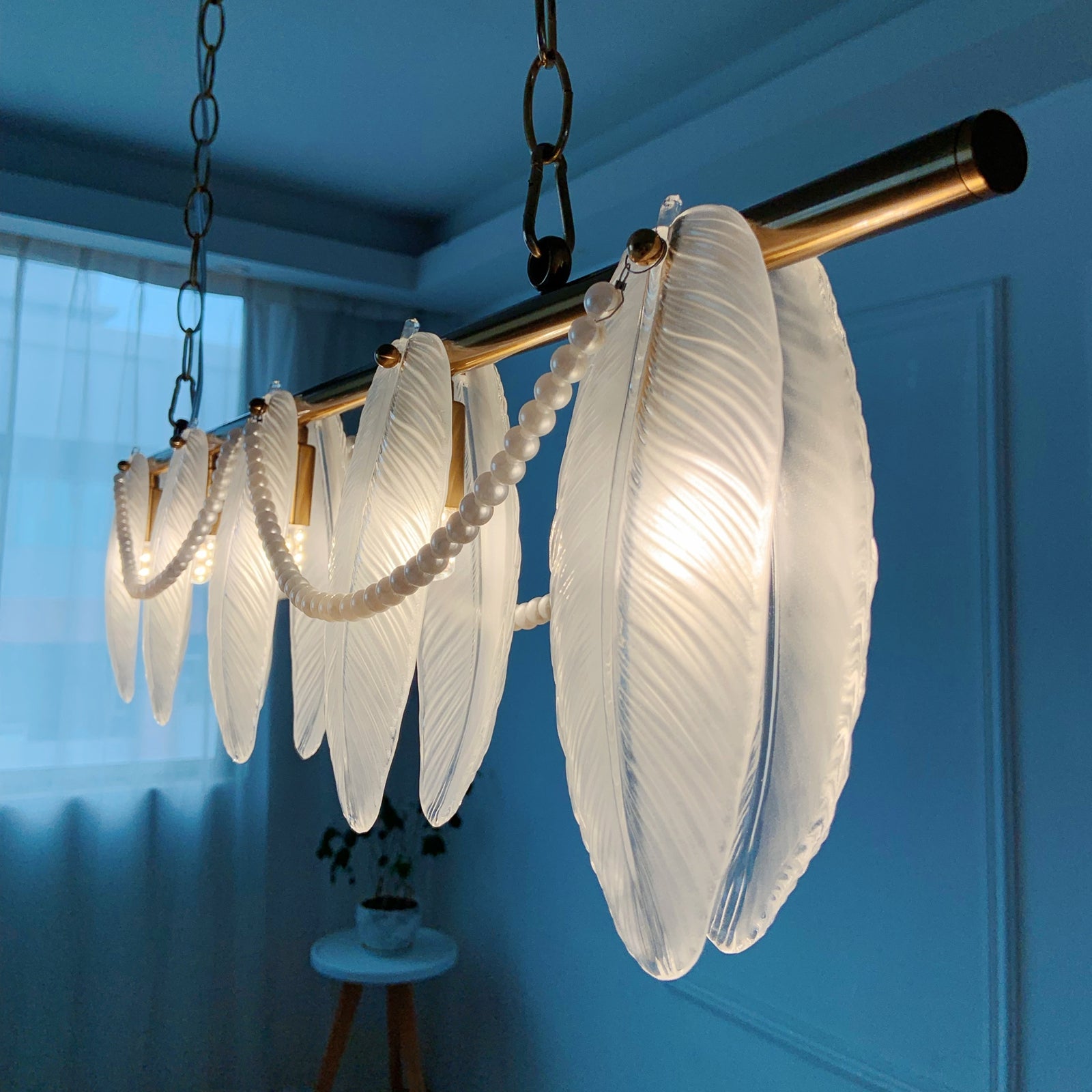 Chandelier with feather-like glass shades